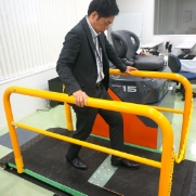 床面滑り危険歩行体験